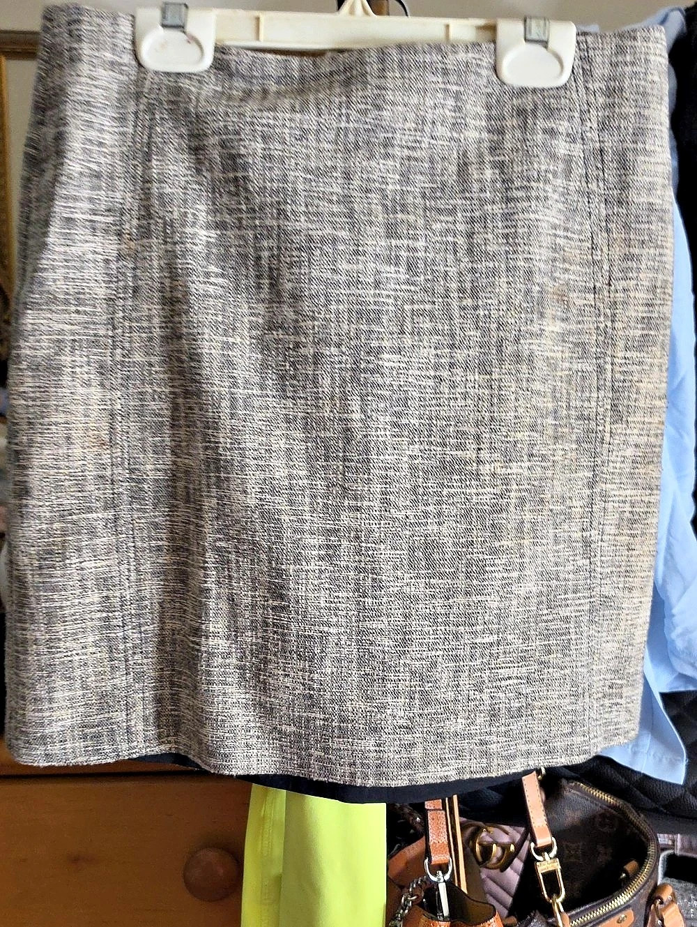 LOFT Mini Skirt in Gray Size 2 Like New